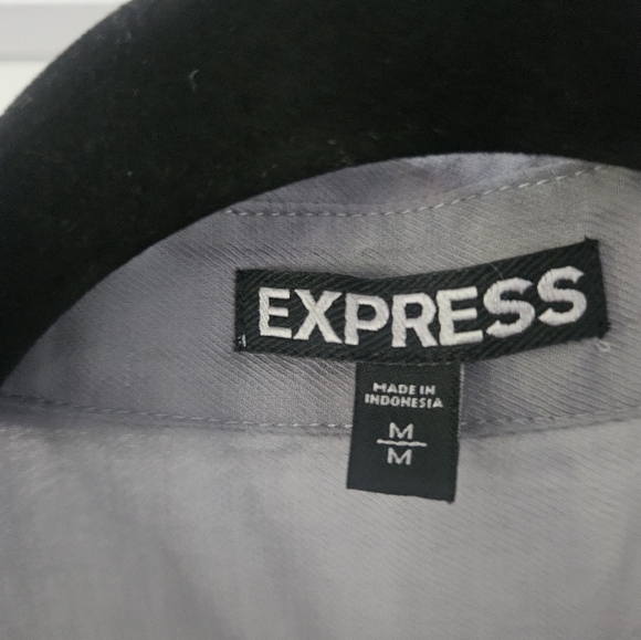 Women's medium ligh,t button-down shirt. - Picture 4 of 7